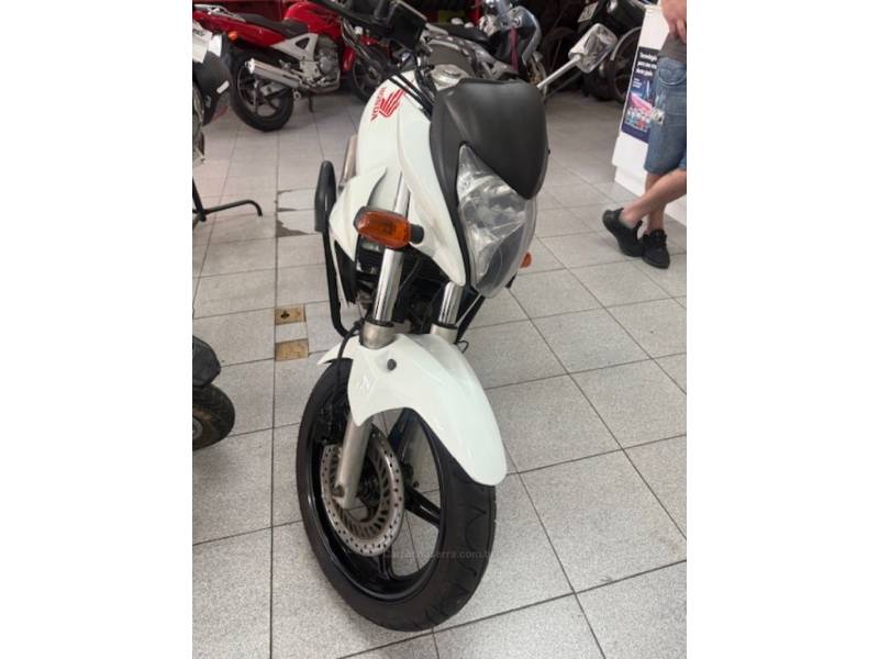 HONDA - CB 300R - 2012/2012 - Branca - R$ 13.700,00