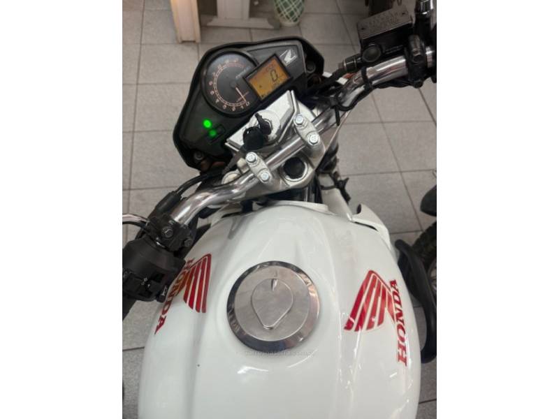 HONDA - CB 300R - 2012/2012 - Branca - R$ 13.700,00