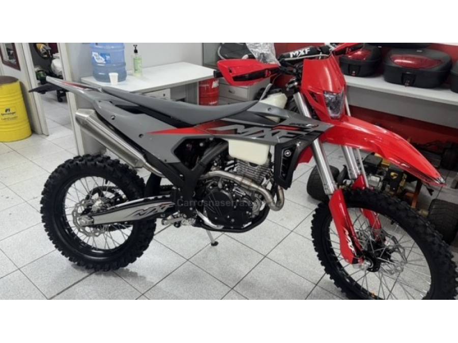 MXF - 270 FI - 2025/2026 - Vermelha - Sob Consulta