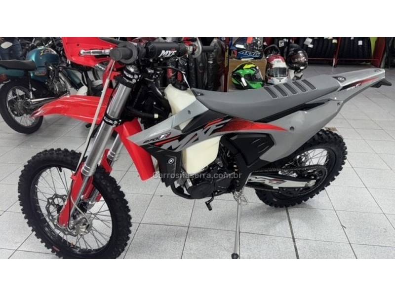 MXF - 270 FI - 2025/2026 - Vermelha - Sob Consulta